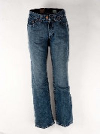 BJORN
stone dirty
Topper in pasvorm, uitstraling en prijs! Ritssluiting, open outseam met rode draad aan het binnenbeen afgewerkt, rechte pijp en in de mooiste actuele wassingen. Deze heeft een stoere stone use dirty wash.